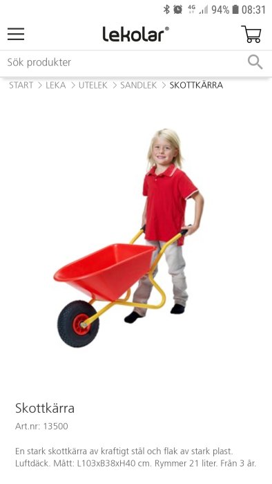 Barn i röd t-shirt håller en röd och gul barnskottkärra, rekommenderad från 3 år.