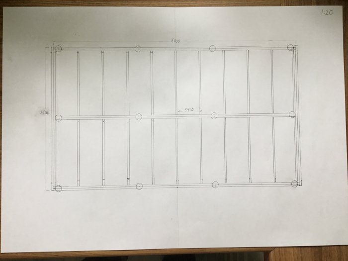 Ritning av grundplan för byggprojekt med dimensioner och markering för plintar.