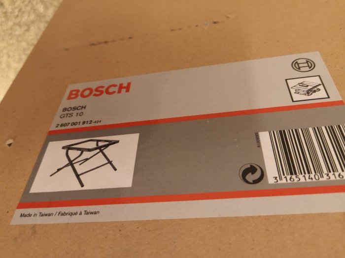 Etikett på Bosch GTS 10 med strippkoder och teckning av sågbord.