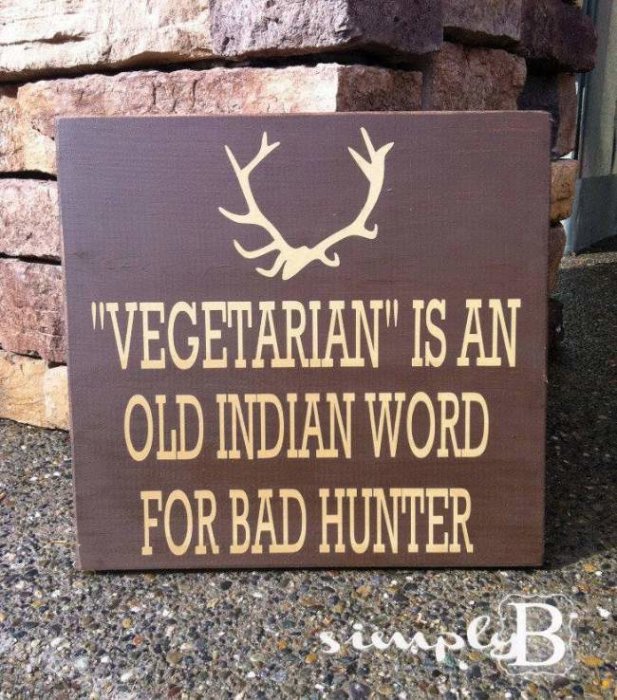 Skämtsamt skylt med texten "Vegetarian is an old Indian word for bad hunter" och en kronhjortsstånghorns silhuett.