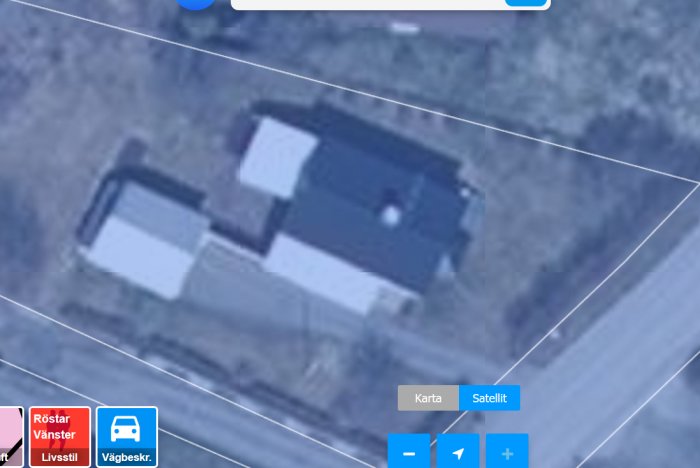 Satellitbild av tomt med hus och angiven vit begränsningslinje vid övre tomtgräns.