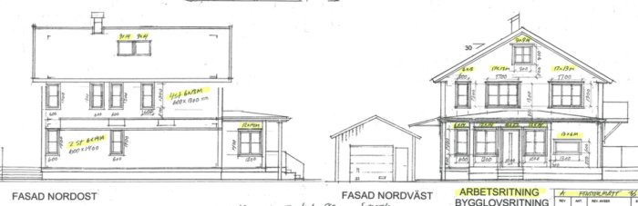 Ritningar visar fasaderna på ett hus och ett garage med mått och annoteringar för byggprojekt.