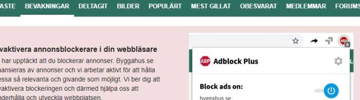 Meddelande om att inaktivera adblocker på en webbplats med adblocker-ikonen synlig i webbläsartillägg.