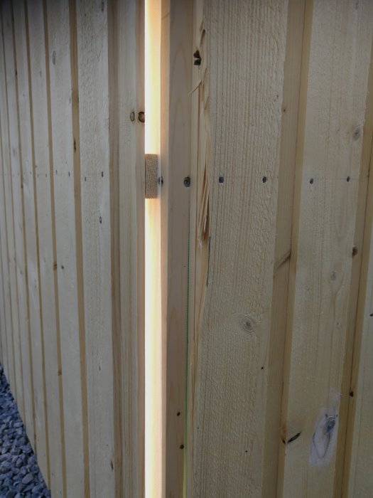 Ny träpanel och potentiellt lim eller spackel synligt mellan brädor.