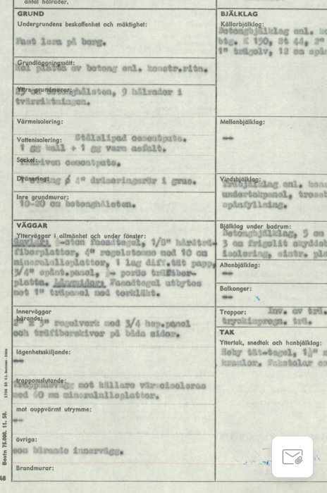 Fotokopia av byggspecifikationer med text om grund, bjälklag och väggar, suddig i delar av bilden.