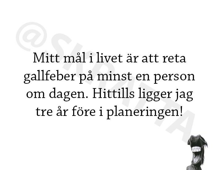 Textskylt med humoristiskt påstående om att reta gallfeber på folk, och en utklädd person som skrattar.