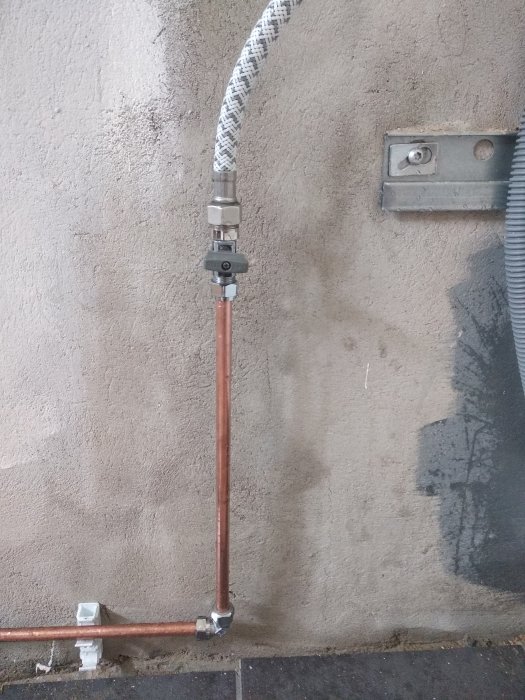 Rörinstallation på vägg med kopparledning och flexibel slang ansluten till ballofix.