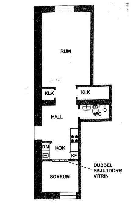 Ritning över lägenhetsplan med sovrum, kök, hall och dubbelskjutdörr markerad som vitrin.