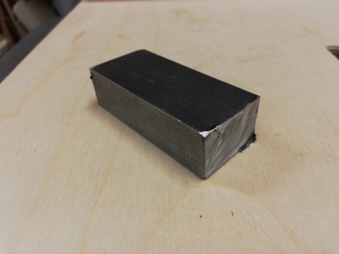Opolerad metallklump avsedd för anpassning av Pro Edge till tormekstyle jiggar.
