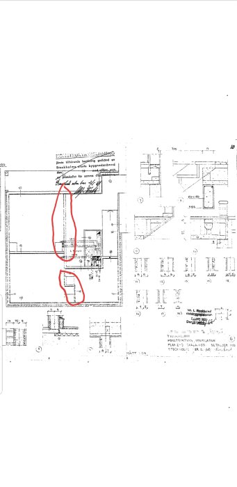Rakennuspiirustus, jossa on punaisella merkityt kohdat, kuvaa talon yläkerran kantavaa seinää ja katon rakennetta.