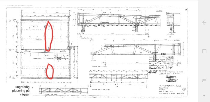 Rakennuksen pohjapiirros, joka näyttää seinien suunnitellut sijainnit ja kattorakenteen yksityiskohdat, punaisella korostuksella joissakin kohdissa.