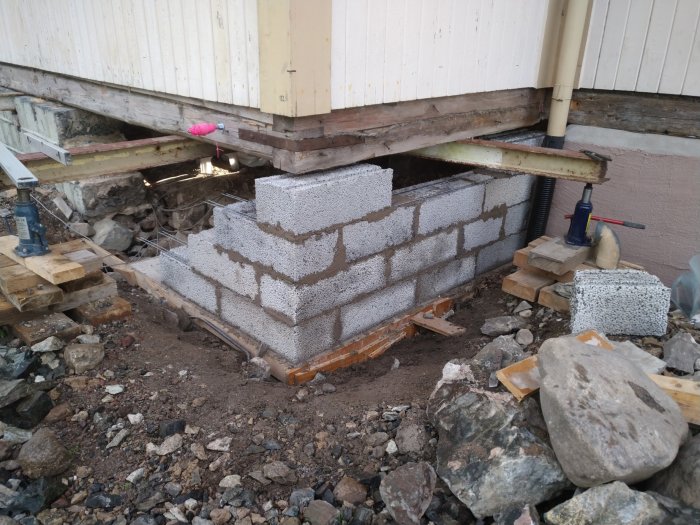 Nybyggd mur av lättbetongblock vid ett hus fundament under konstruktion.