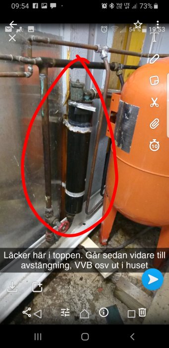 Avluftare som läcker i toppen, visas med röd markering bredvid hydropress och VVB-system.