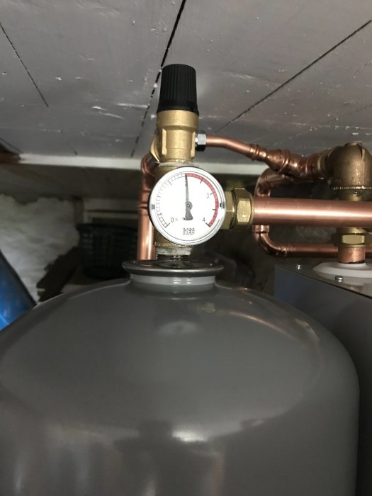 Tryckmätare som visar ungefär 0,7 bar på en expantionskärl till ett golvvärme system.