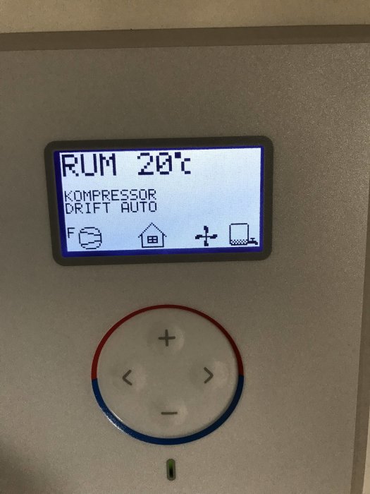 Display visar "RUM 23°C KOMPRESSOR DRIFT AUTO" över justeringsknappar för värme och kyla.