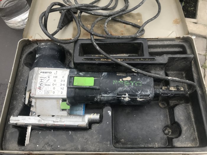 Använd sticksåg av märket Festo som är lite sliten men väl underhållen, ligger i sin förvaringslåda.