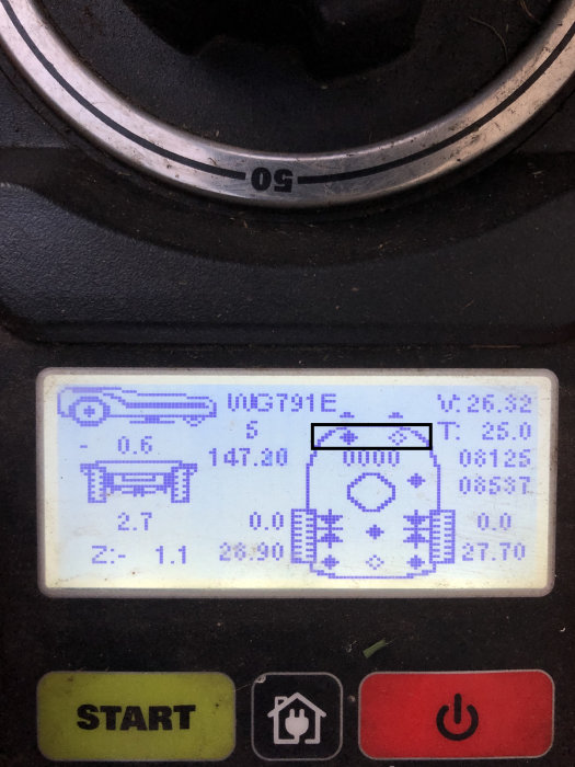 Skärmdump av WORX WG791E testmeny med sensorikoner och mätningsvärden på robotgräsklipparens display.