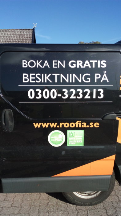 Företagsbil med texten "BOKA EN GRATIS BESIKTNING" och telefonnummer, hänvisar till takrenoveringstjänster.