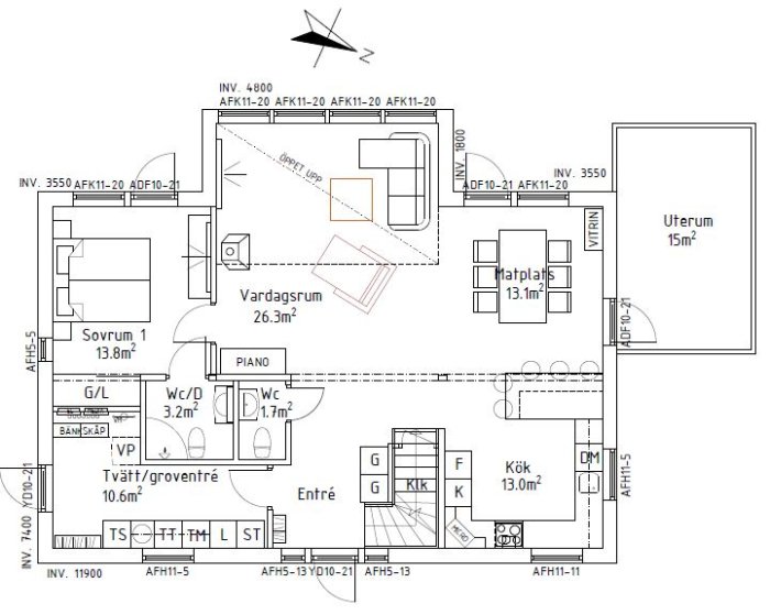 Arkitektritad planlösning av en bostad med vardagsrum, kök, två toaletter, sovrum och ytterligare utrymmen benämnda.