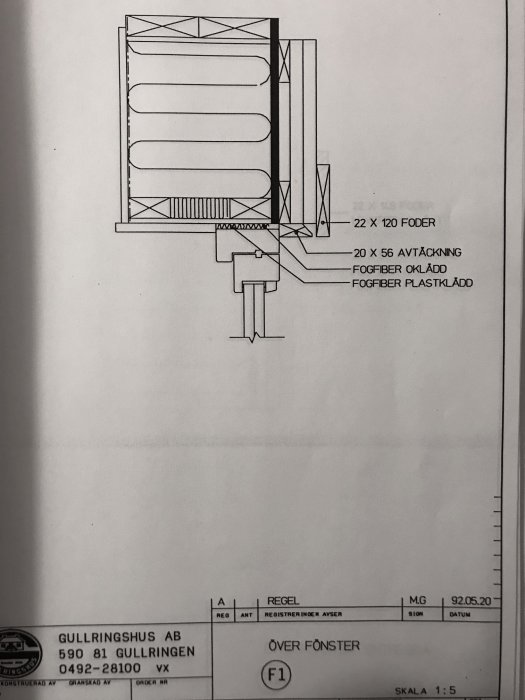 Husritning som visar detaljer för fönstermontering och beslag över fönster med måttangivelser.