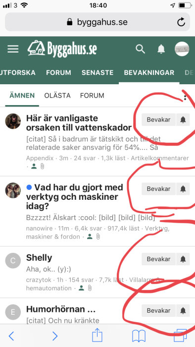 Skärmdump av diskussionsforum med markerade "Bevaka"-knappar bredvid flera trådrubriker.