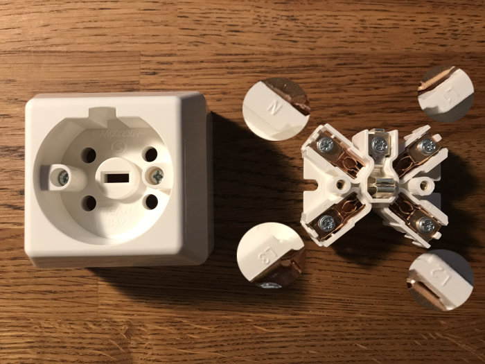 En omonterad Perilex-kontakt bredvid ett omonterat vägguttag märkt "16A 400/230V~".