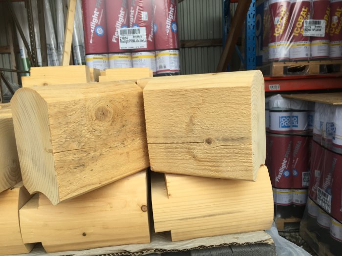 Timmerpanel och detaljbild på huggna knutar för husbygge.