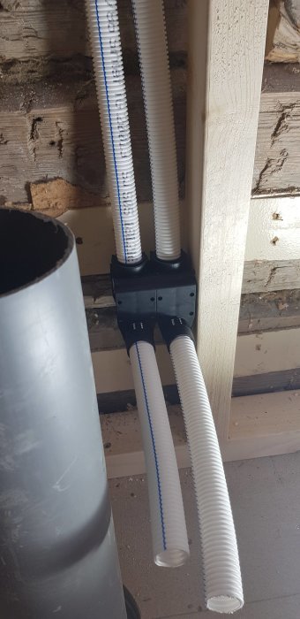 Uponor Väggbockfixturer för VVS-installation monterade på vägg i pågående badrumsrenovering.