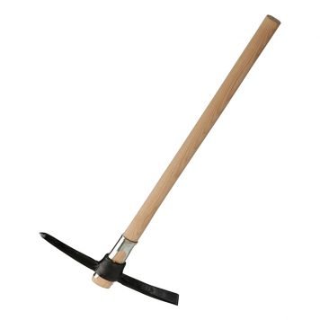 Grävverktyg med långt trähandtag och svart metallhuvud mot vit bakgrund, används för trädgårdsarbete och anläggning av gräsmatta.