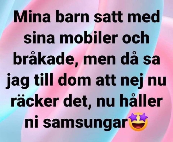 Textbild med ordvits, "mina barn satt med sina mobiler och bråkade, men då sa jag till dom att nej nu räcker det, nu håller ni samsungar" med emoji.