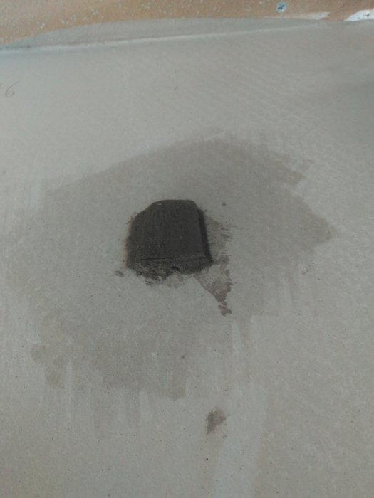 Otillfredsställande resultat av flytspackling med Ardex K39, synliga svackor och lutning på golvytan.