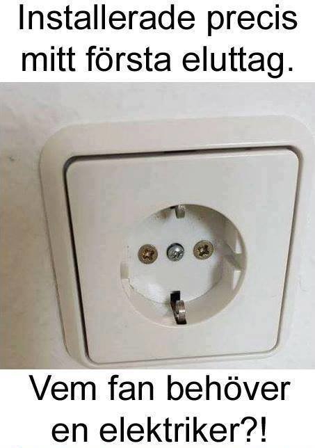 Ett nyligen installerat eluttag i en vägg, till synes av användaren, med texten "Vem fan behöver en elektriker?!