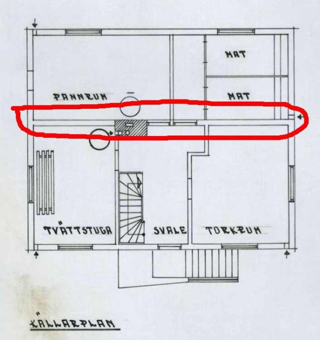 Ritning av källarplan med markerad bärande vägg mellan sovrum och badrum, indikerat med röd cirkel.