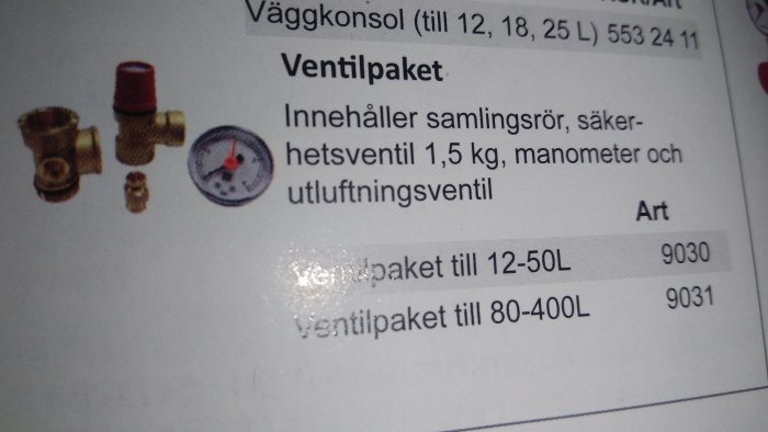 Ventilpaket med samlingrör, säkerhetsventil, manometer och utluftningsventil på katalogsida.