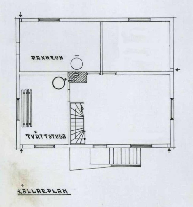 Schematisk ritning av en planlösning med betecknade rum, inklusive pannrum och tvättstuga.