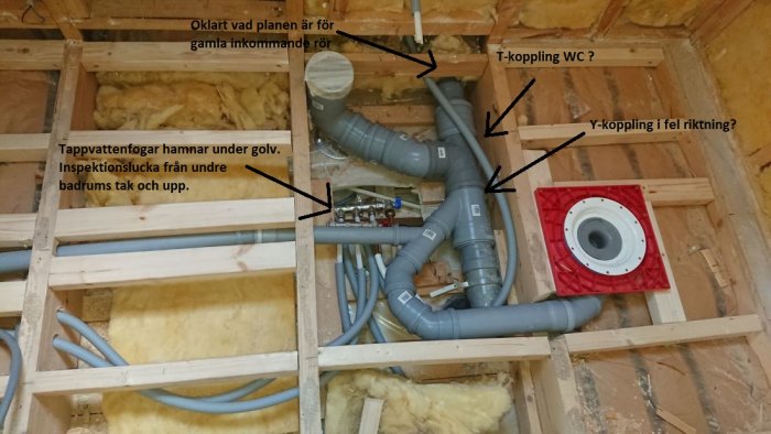 Rördelar och kopplingar under konstruktion i badrumsrenovering med markeringar och frågor om rördragning.