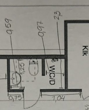 Ritning av ett litet badrum med mått och planlösning som visar placering av WC, tvättställ och dusch.