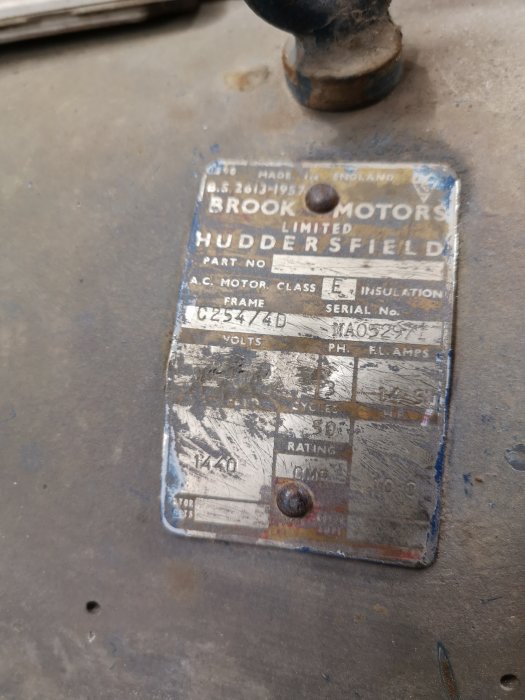 Närbild på slitet typskylt på maskin med tekniska specifikationer från Brook Motors Limited.