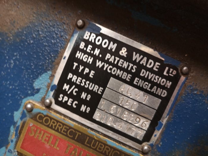 Namnskylt på en äldre maskin med texten "Broom & Wade Ltd High Wycombe England" som visar typ, tryck och serienummer.
