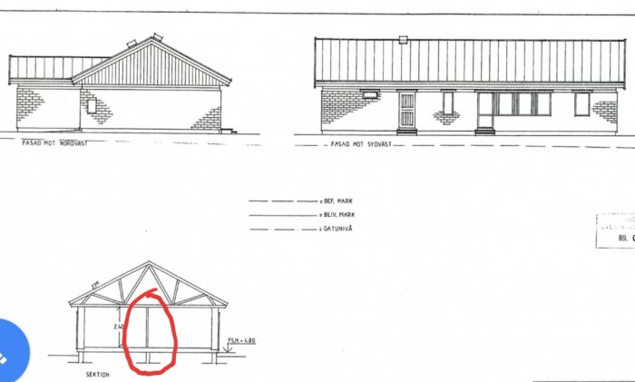 Rakennuksen piirros, jossa kattorakenteita ja julkisivunäkymät. Keskellä alhaalla oleva tukiseinä on merkitty punaisella ympyrällä.