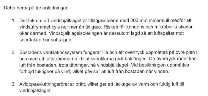 Dokument med text om orsaker till fuktskador i en vind med anteckningar om isolering och ventilation.