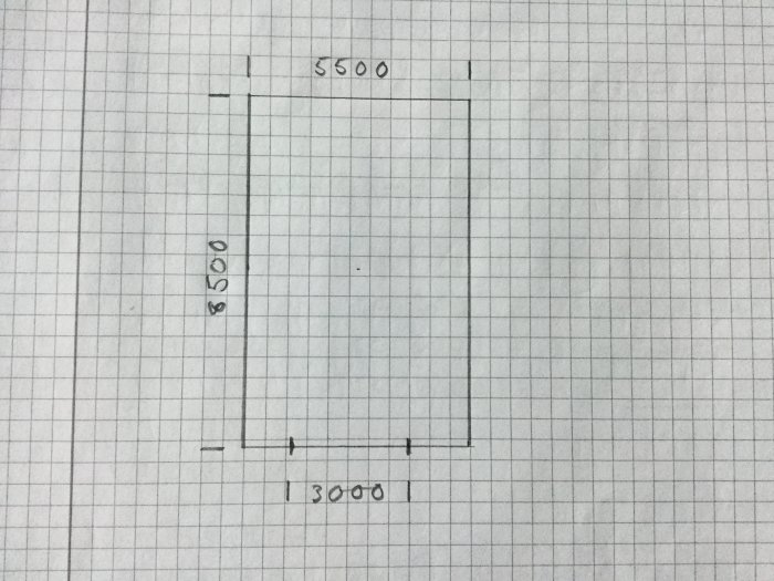 Skiss på millimeterpapper som visar plan för självbärande innertak med måttangivelser.