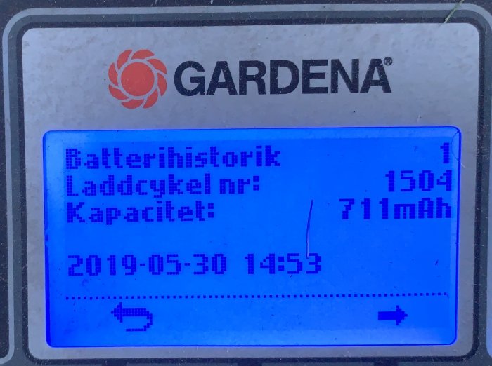 Skärm på en GARDENA-apparat som visar batterihistorik med kapacitet på 711mAh och laddcykel nr 1504 den 30 maj 2019.