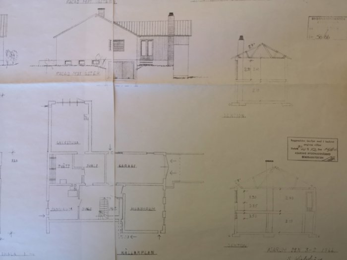 Äldre arkitektoniska ritningar av ett hus med fasadvyer, planlösning och sektioner, inklusive angivna mått.