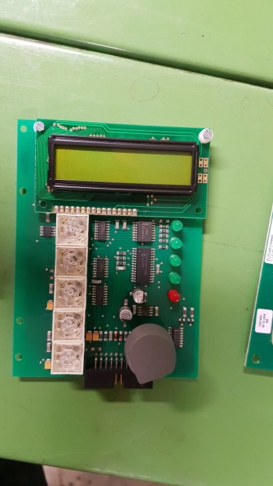 Kretskort med display, connectors och elektroniska komponenter, tidigare del av Nibe värmepump.