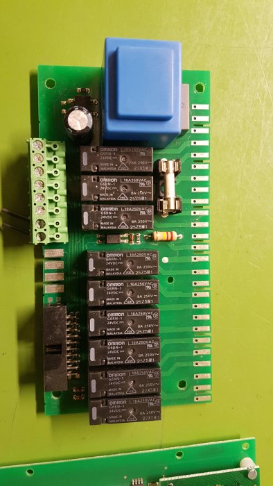 Kretskort med reläer och anslutningar, kompatibelt med Nibe fighter värmepumpar.