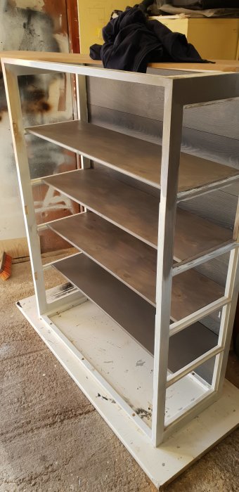 Ej färdigmålad bokhylla under konstruktion med plywood, mdf och gersockel.