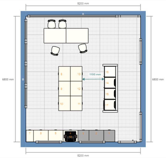 Ritning av ett rum på 6,8m med möblerad planlösning inklusive soffa, bord och hyllor.