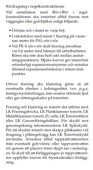 Instruktionstext om korrekt rördragning i regelkonstruktioner för att undvika ljud och skador.