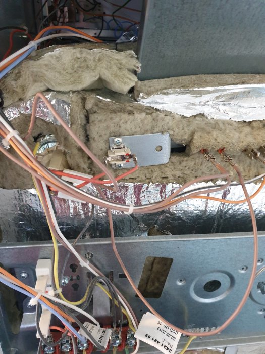 Elpanel med trådar, anslutningar och isolering, urkopplad ugnslampa, 400 V trefas.